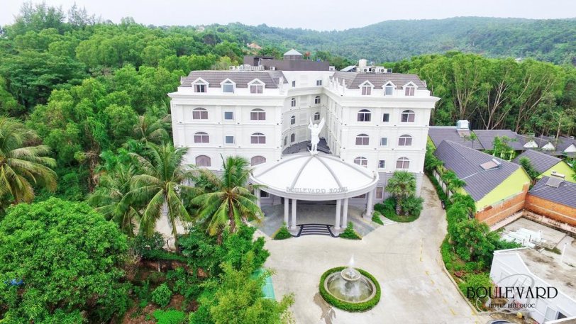 Boulevard Hotel Phu Quoc như lâu đài nguy nga trong khu rừng